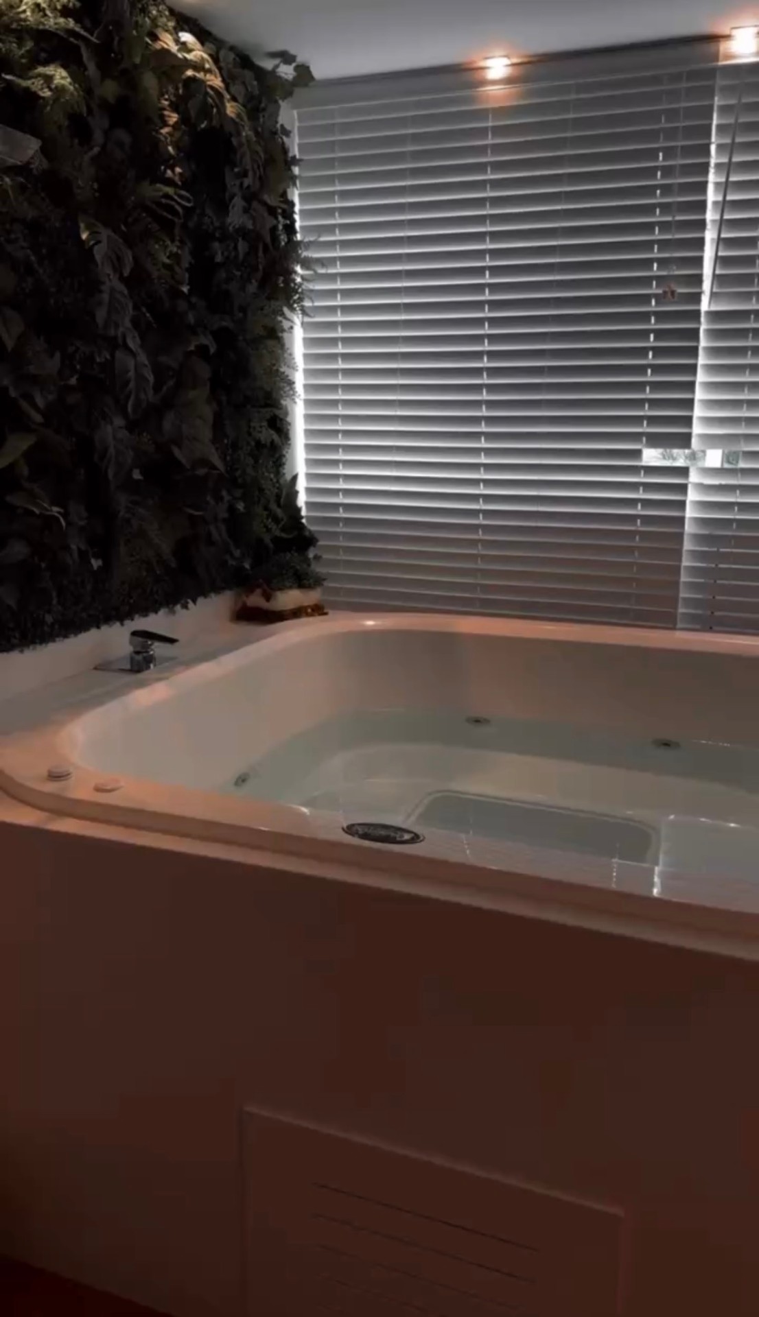 Ofurô com parede verde